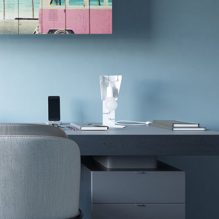 Lampe de bureau Arby en acier blanc éclairant un espace de travail épuré aux tons bleus