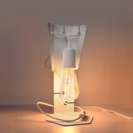 Lampe à poser Arby allumée, ampoule à filament ambré diffusant une lumière chaude dans la pièce