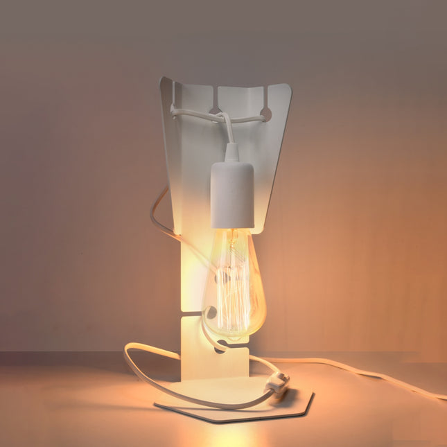 Lampe à poser Arby allumée, ampoule à filament ambré diffusant une lumière chaude dans la pièce