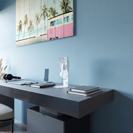 Lampe à poser Arby en acier blanc dans un coin bureau nordique avec carnets et téléphone