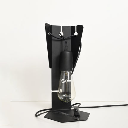 Lampe à poser Arby en acier noir, montant ajouré et ampoule à filament apparente sur base hexagonale