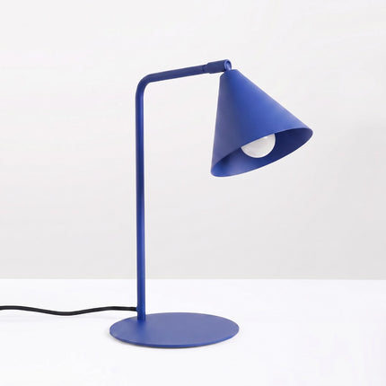 Lampe à Poser Bergen Cône en Acier Bleu Outremer, vue en situation