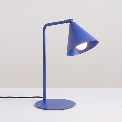 Lampe à Poser Bergen Cône en Acier Bleu Outremer, lumière allumée