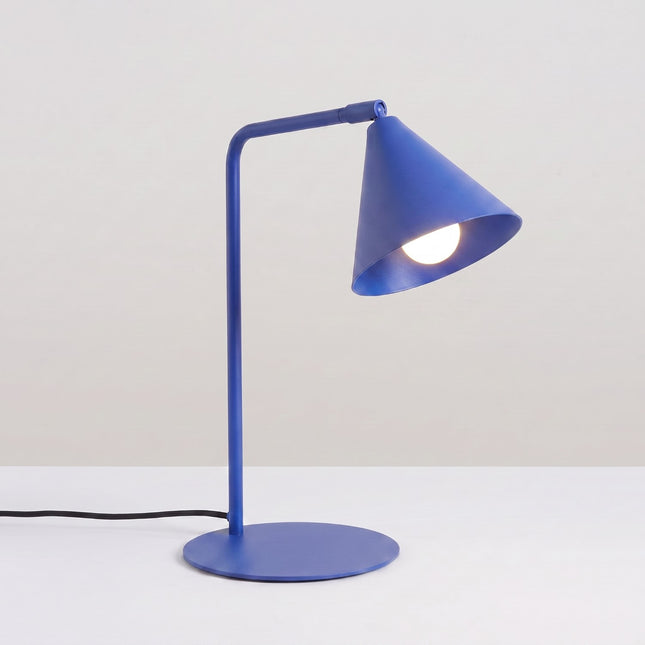 Lampe à Poser Bergen Cône en Acier Bleu Outremer, lumière allumée