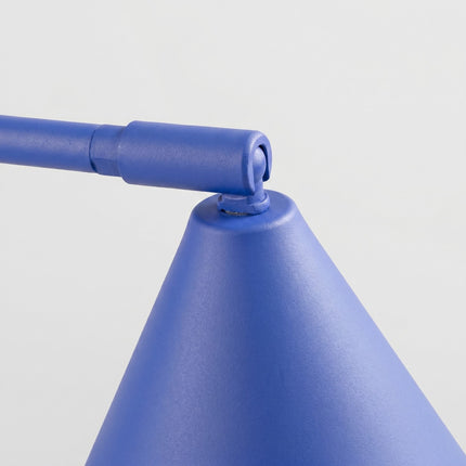 Lampe à Poser Bergen Cône en Acier Bleu Outremer, vue sur fond coloré