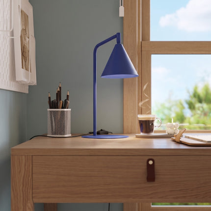Lampe à Poser Bergen Cône en Acier Bleu Outremer, mise en situation 3