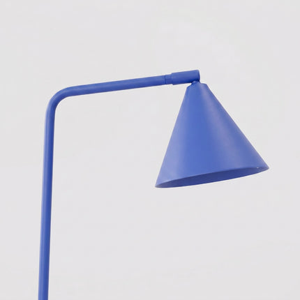 Lampe à Poser Bergen Cône en Acier Bleu Outremer, packshot de trois quarts