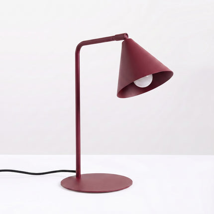 Lampe à poser Bergen cône bordeaux, vue en situation sur fond clair
