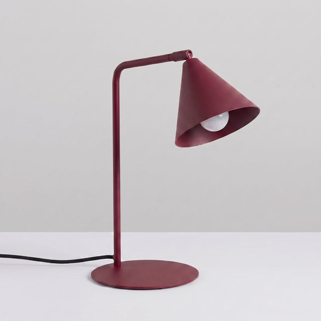 Lampe à poser Bergen cône bordeaux, lumière allumée