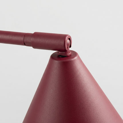 Lampe à poser Bergen cône bordeaux sur fond coloré, vue de trois quarts