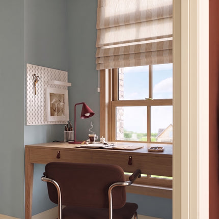 Lampe à poser Bergen cône bordeaux au-dessus d'une table