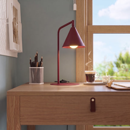 Lampe à poser Bergen cône bordeaux dans un intérieur contemporain