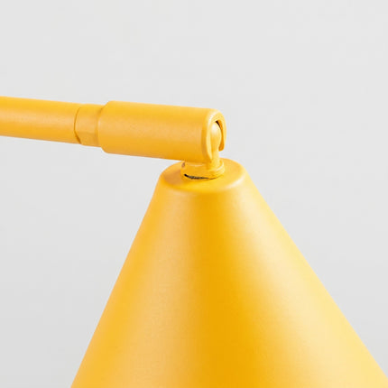 Lampe à Poser Bergen Cône en Acier Jaune Ambré, vue sur fond coloré