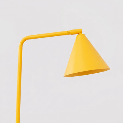 Lampe à Poser Bergen Cône en Acier Jaune Ambré, packshot de trois quarts