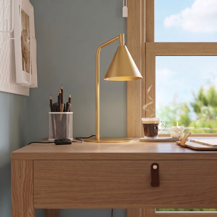 Lampe à poser Bergen cône or dans un intérieur contemporain