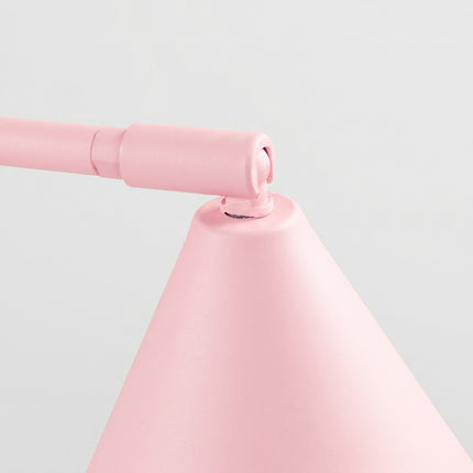 Lampe à Poser Bergen Cône en Acier Rose Poudré, vue sur fond coloré