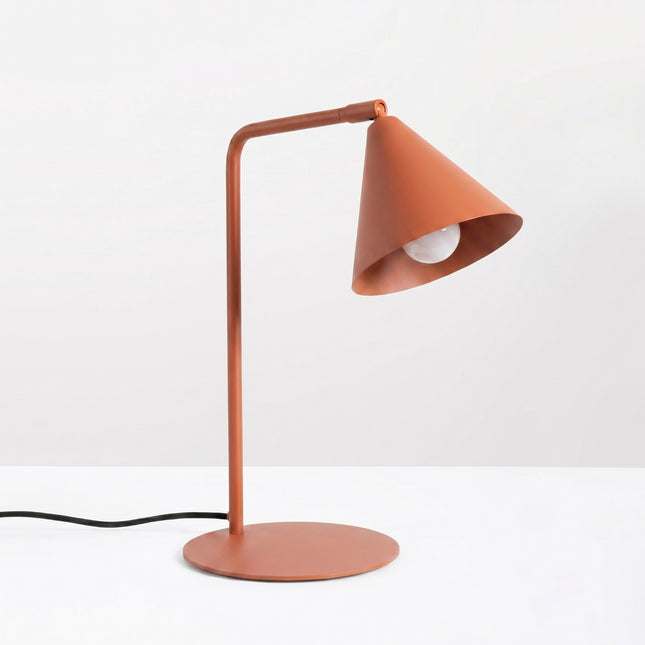 Lampe à Poser Bergen Cône en Acier Rouge Ocre, vue en situation