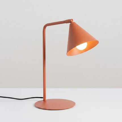 Lampe à Poser Bergen Cône en Acier Rouge Ocre, lumière allumée