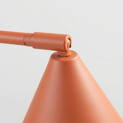 Lampe à Poser Bergen Cône en Acier Rouge Ocre, vue sur fond coloré