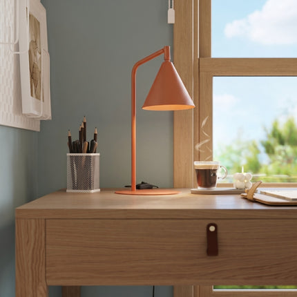 Lampe à Poser Bergen Cône en Acier Rouge Ocre, mise en situation 3