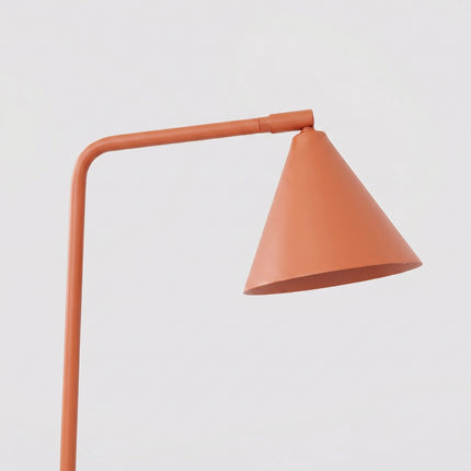Lampe à Poser Bergen Cône en Acier Rouge Ocre, packshot de trois quarts