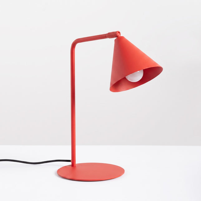 Lampe à Poser Bergen Cône en Acier Rouge Vif, vue en situation
