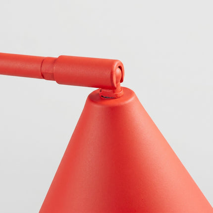 Lampe à Poser Bergen Cône en Acier Rouge Vif, vue sur fond coloré