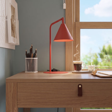 Lampe à Poser Bergen Cône en Acier Rouge Vif, mise en situation 3