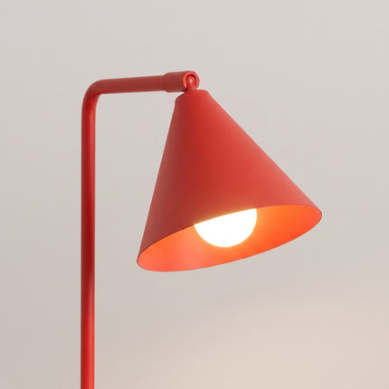 Lampe à Poser Bergen Cône en Acier Rouge Vif, vue de détail