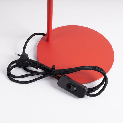 Lampe à Poser Bergen Cône en Acier Rouge Vif, détail de la fixation