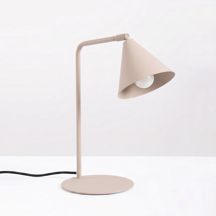 Lampe à poser Bergen cône taupe, vue en situation sur fond clair