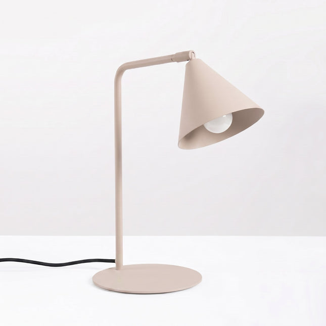 Lampe à poser Bergen cône taupe, vue en situation sur fond clair