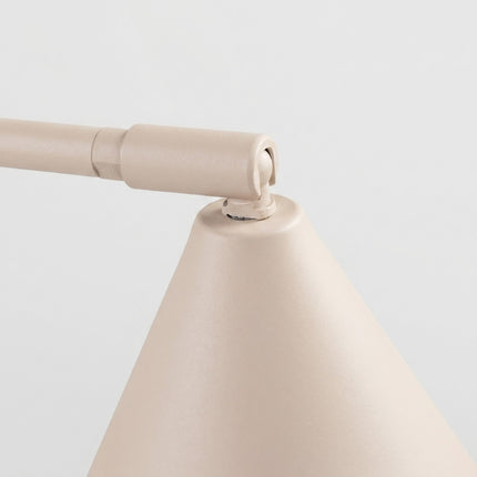 Lampe à poser Bergen cône taupe sur fond coloré, vue de trois quarts