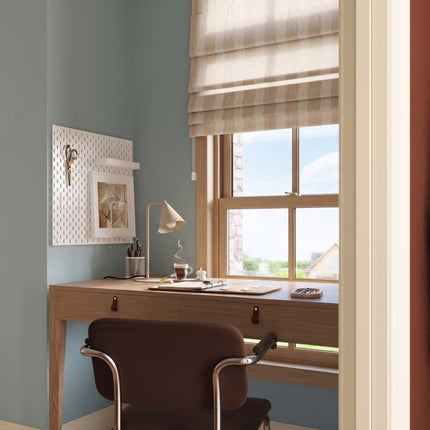 Lampe à poser Bergen cône taupe au-dessus d'une table