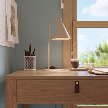 Lampe à poser Bergen cône taupe dans un intérieur contemporain