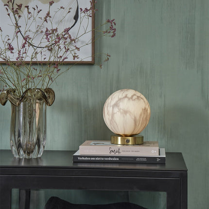 Gros plan du globe en verre effet marbre de la lampe à poser Carrara et de sa base dorée
