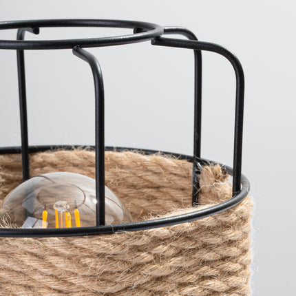 Gros plan sur l'abat-jour cylindrique en corde naturelle et la cage en fils d'acier noir de la lampe à poser
