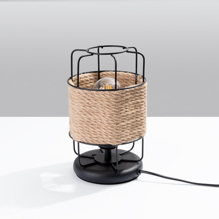 Vue de face de la lampe à poser en corde tressée et acier noir, style loft industriel, posée sur fond gris