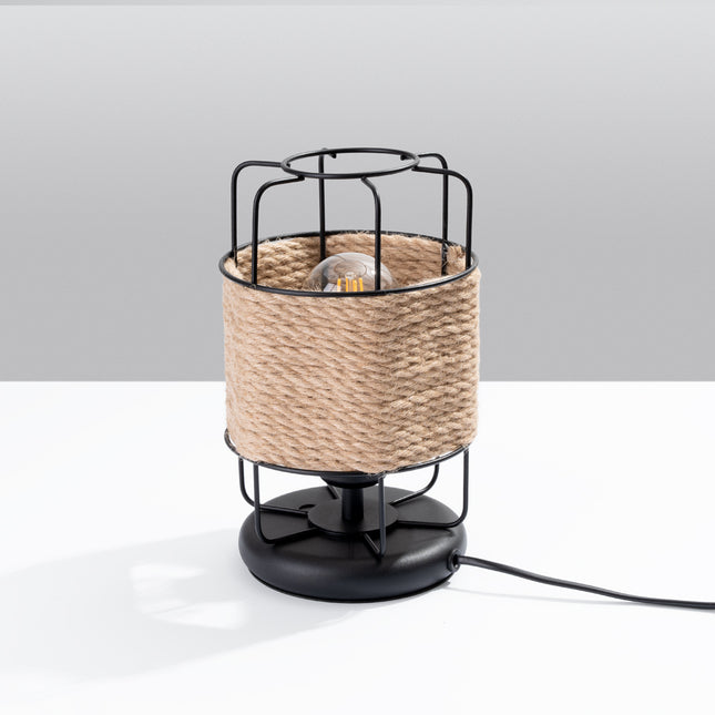 Vue de face de la lampe à poser en corde tressée et acier noir, style loft industriel, posée sur fond gris