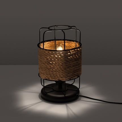 Vue de trois quarts de la lampe à poser corde et acier noir, détail du tressage de la corde naturelle autour de l'abat-jour