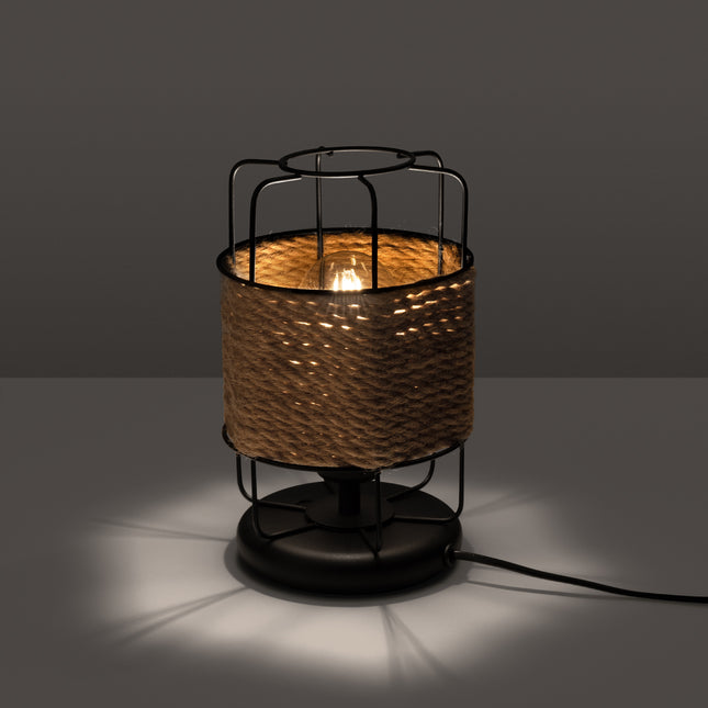 Vue de trois quarts de la lampe à poser corde et acier noir, détail du tressage de la corde naturelle autour de l'abat-jour