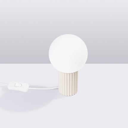 Lampe à poser Halo beige en situation studio, ambiance sur fond gris dégradé