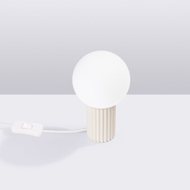 Lampe à poser Halo beige en situation studio, ambiance sur fond gris dégradé