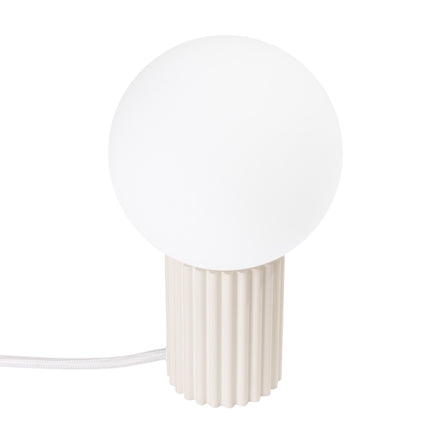 Lampe à poser Halo beige, globe en verre opalin et socle cannelé en aluminium, vue de face sur fond blanc