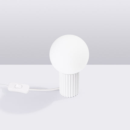 Lampe à poser Halo blanche en situation studio, ambiance sur fond gris dégradé