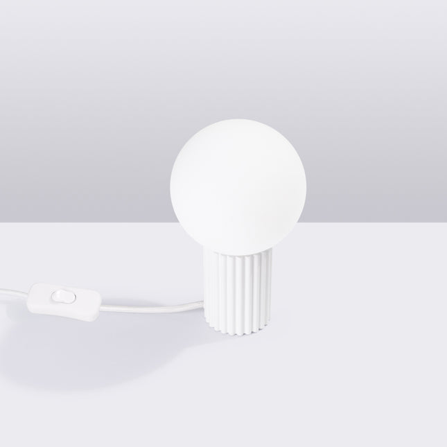 Lampe à poser Halo blanche en situation studio, ambiance sur fond gris dégradé