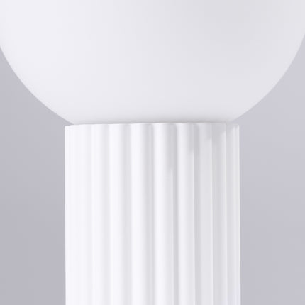 Lampe à poser Halo blanche avec son cordon textile et sa fiche secteur, packshot complet