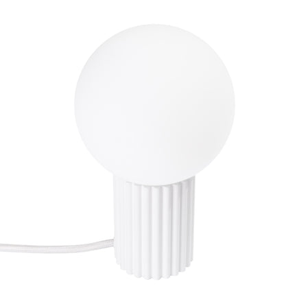 Lampe à poser Halo blanche, globe en verre opalin et socle cannelé en aluminium, vue de face sur fond blanc