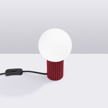 Lampe à poser Halo bordeaux en situation studio, ambiance sur fond gris dégradé