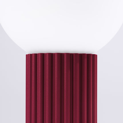 Lampe à poser Halo bordeaux avec son cordon textile et sa fiche secteur, packshot complet